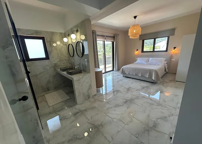 Katalyma Vouno * Lalyssos